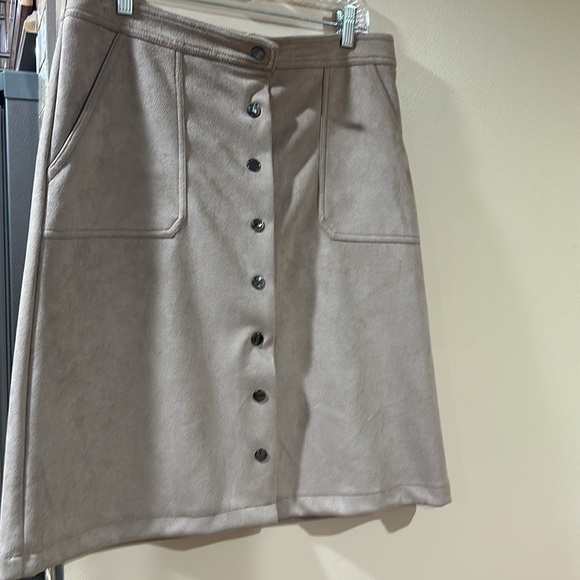 T TahariTan Button-Front Skirt - Picture 2 of 7